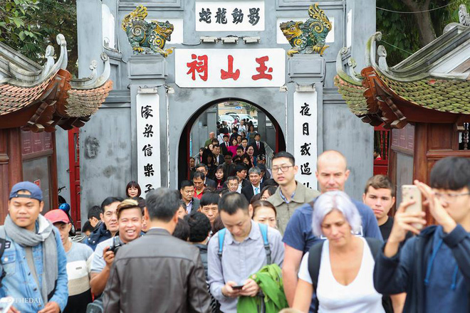 Hà Nội: Người dân đổ xô đến các chùa cầu an, mua muối lấy may mắn đầu năm